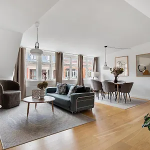 Sanders Leaves - Precious Two-bedroom Penthouse In Downtown Kopenhagen